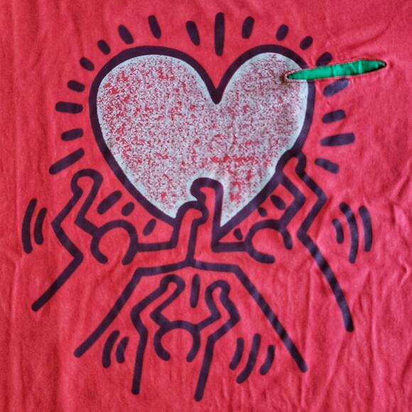 UNIQLO x KEITH HARING unisex pop art holding heart red tee pocket t-shirt Size M - Picture 4 of 7